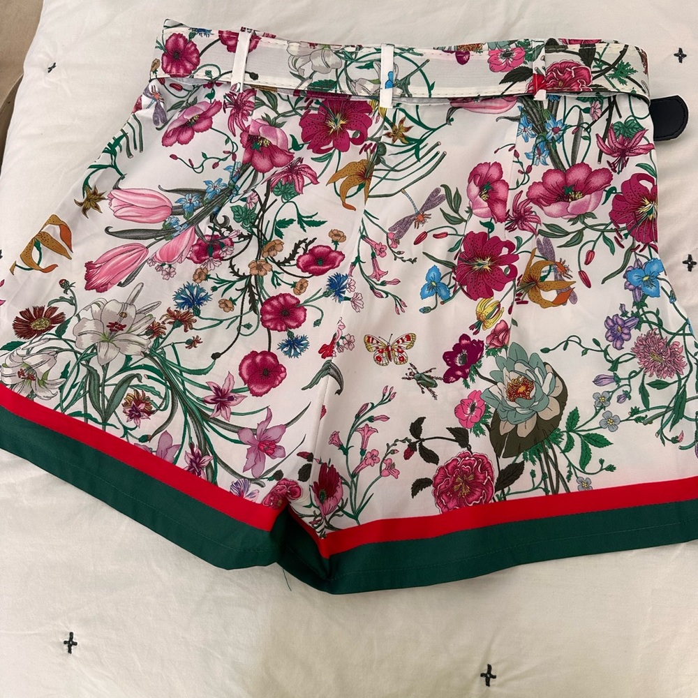 Beautiful long sleeve shirt with matching shorts belt around the waist - Picture 3 of 7